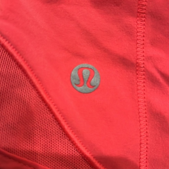 Lululemon Hotty hot shorts SIZE 4!! - Picture 2 of 4
